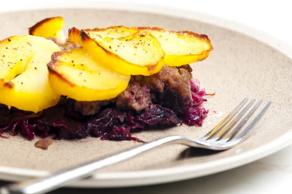 Batatas assadas com carne de porco picada — Fotografia de Stock