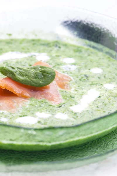 Spinach soup with smoked salmon — Stock Photo, Image