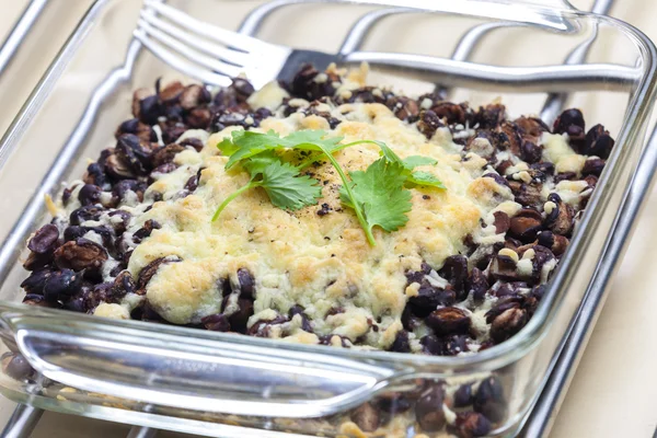 Gebackene schwarze Bohnen mit Käseemmentaler — Stockfoto