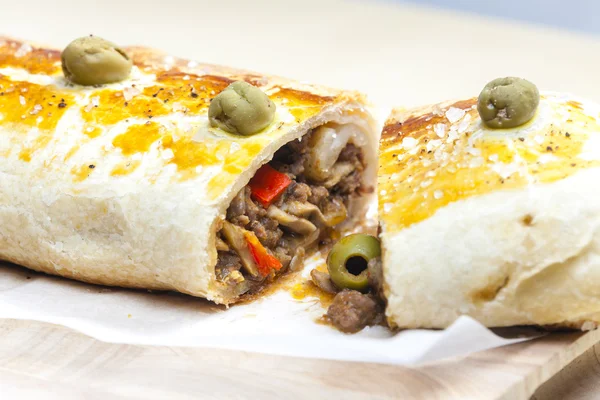 Puff roly-poly filled with minced meat and green olives — Stock Photo, Image