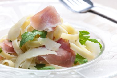 ruccolla ve prosciutto ile Tagliatelle