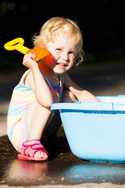 Yaz aylarında oynarken yürümeye başlayan çocuk kız