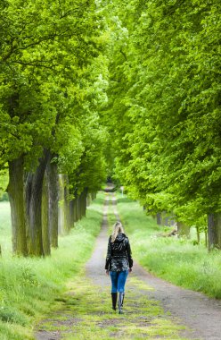 Bahar sokakta yürüme kauçuk giymiş kadın bot