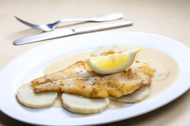 tatlı patates ve limon sos ile kızarmış pisi balığı