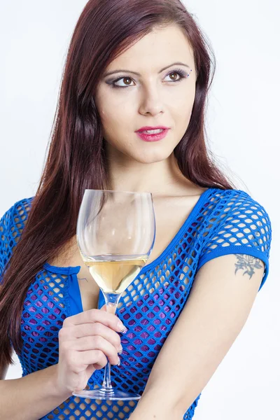 Bir bardak beyaz şarapla genç bir kadının portresi. — Stok fotoğraf