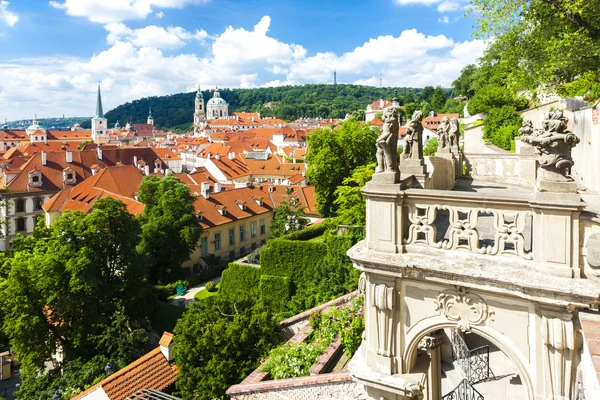 Jardín Ledeburska e Iglesia de San Nicolás, Praga — Foto de Stock