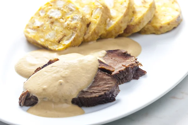 Sirloin em creme com bolinhos — Fotografia de Stock