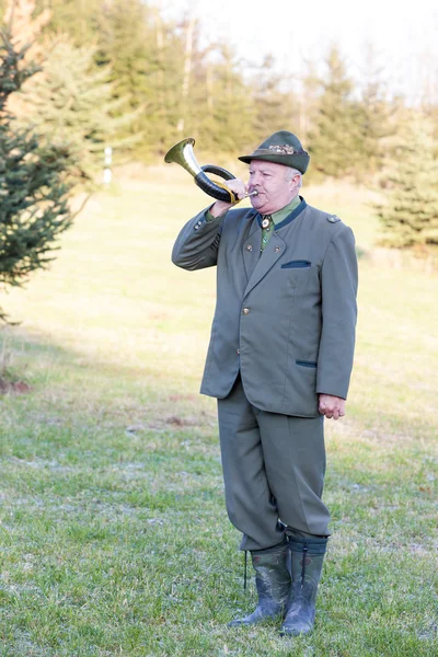 Jägare med jakt horn — Stockfoto