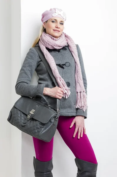 Retrato de mujer vestida con ropa de invierno con un bolso — Foto de Stock