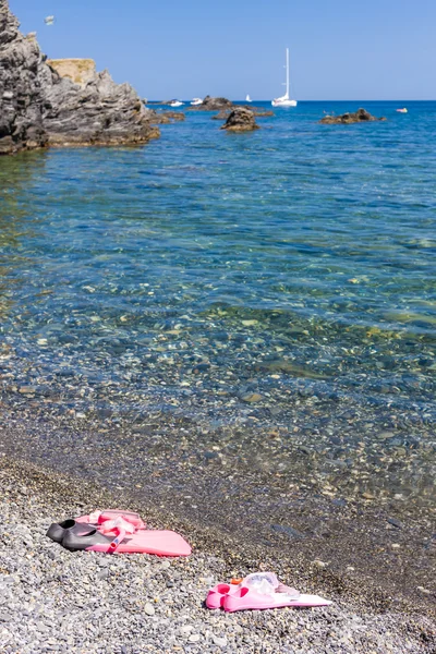 Equipos de snorkel, en la playa, Mar Mediterráneo, Francia — Foto de Stock