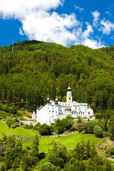 Monte Maria Abbey in de buurt van Burgusio, Trentino-Zuid-Tirol, Italië — Stockfoto
