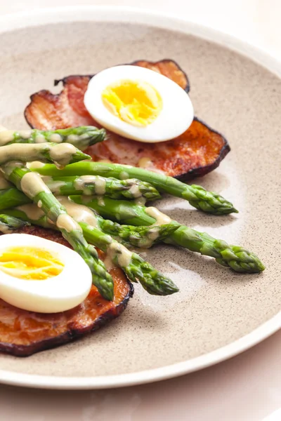 Asparagi verdi bolliti con pancetta, uova e salsa di senape — Foto Stock