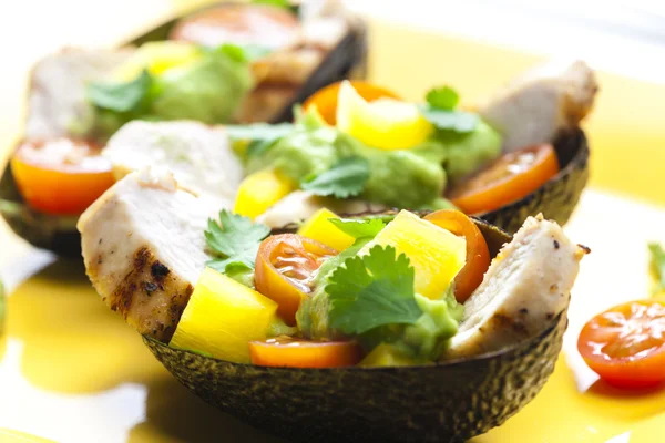 Avokado fylld med Kycklingsallad och avokado dip — Stockfoto