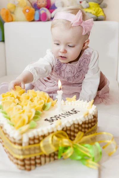 Retrato de niña sentada con su pastel de cumpleaños — Foto de Stock