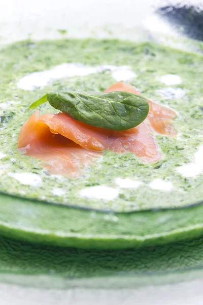 Spinach soup with smoked salmon — Stock Photo, Image