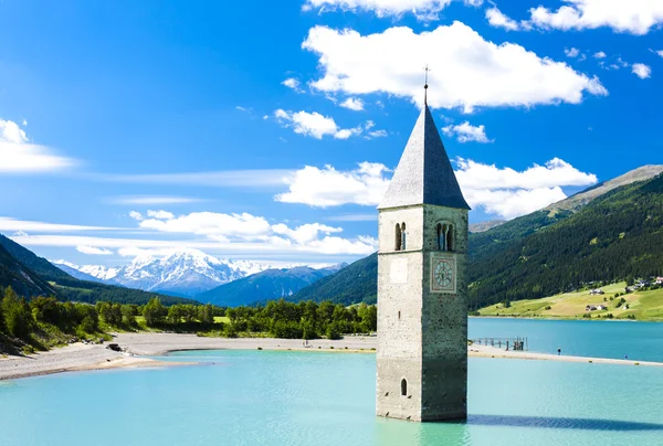 Resia Gölü, south tyrol, İtalya için batık kilise kulesi — Stok fotoğraf