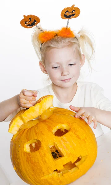 Little girl carving pumpkin for Halloween — Stock Photo, Image
