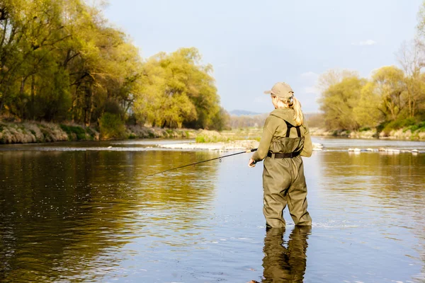 Kobieta wędkowanie w rzece na wiosnę — Zdjęcie stockowe