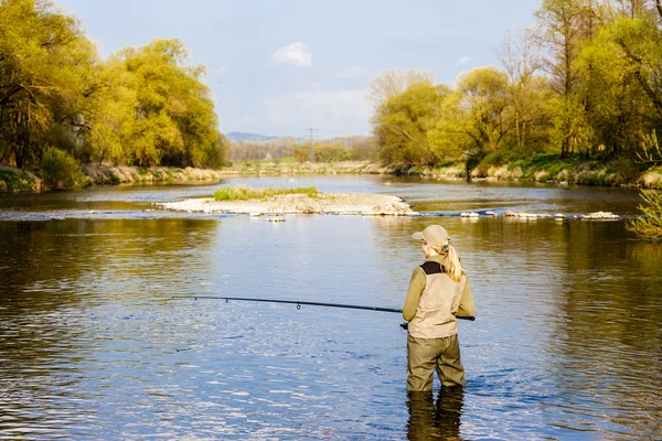 Pêche des femmes dans la rivière au printemps — Photo