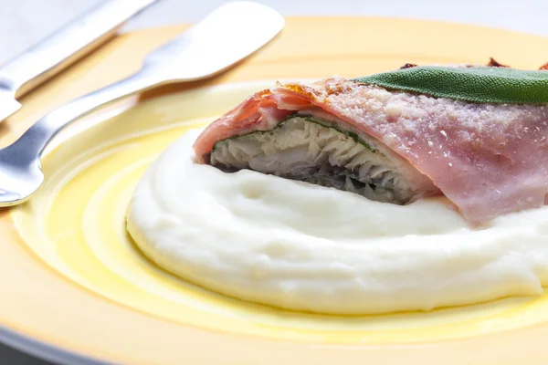 Forellenfilet mit im Prager Schinken gebratenem Salbei mit Brei — Stockfoto