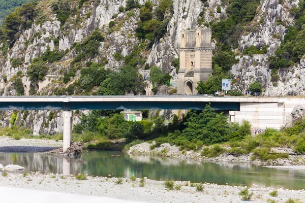 Pont Mirabeau sobre el río Durance, Provenza, Francia — Foto de Stock