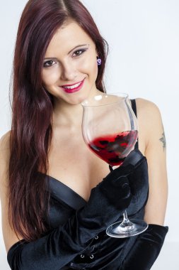 bir bardak kırmızı şarap ile genç kadın portresi