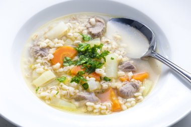 Koyun eti et sarımsak ve arpa ile İskoç çorbası