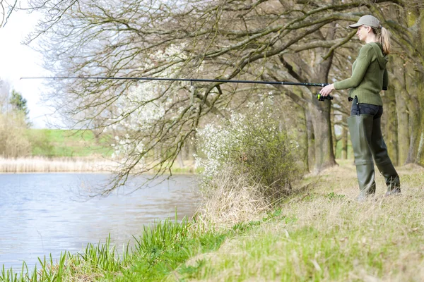 Kvinna fiske i dammen under våren — Stockfoto