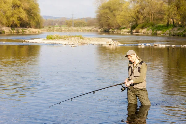 春の川で釣りの女性 — ストック写真