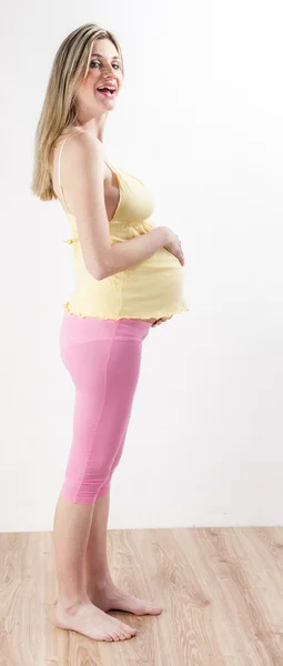 Kobieta w ciąży stojący — Zdjęcie stockowe
