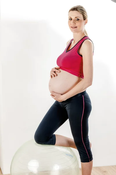 Zwangere vrouw doet oefeningen — Stockfoto