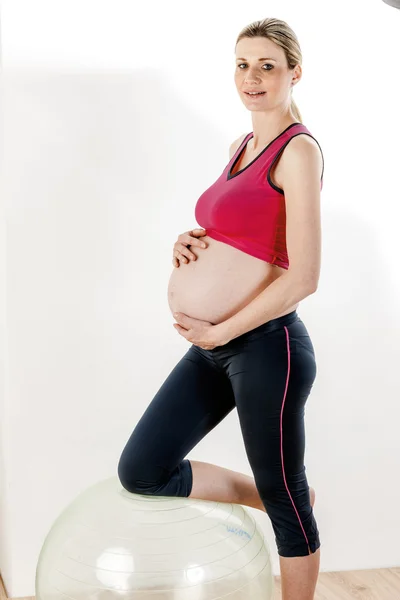 Femme enceinte faisant des exercices — Photo