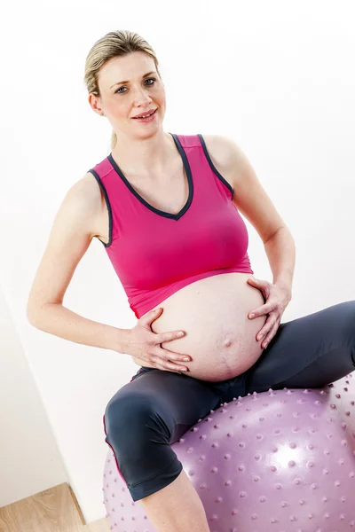 Portret van zwangere vrouw doen oefeningen — Stockfoto