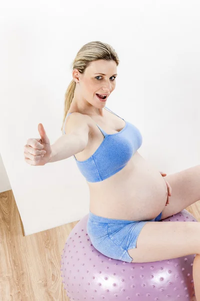 Portrait of pregnant woman doing exercises — Stock Photo, Image