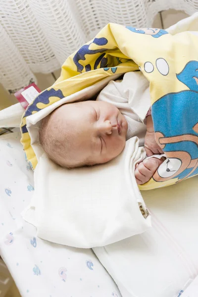 Anyai Kórház újszülött baba lány portréja — Stock Fotó