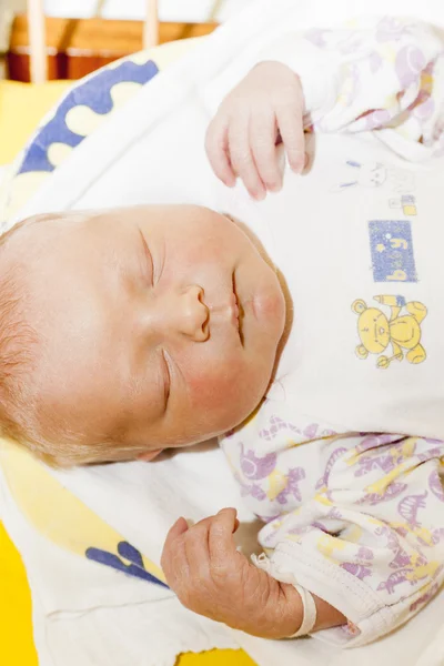 Porträt eines neugeborenen Mädchens im Mütterkrankenhaus — Stockfoto