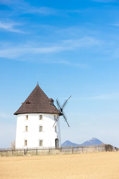 Windmill near Mseno and Bezdez Castle at background, Czech Repub — Stock Photo, Image