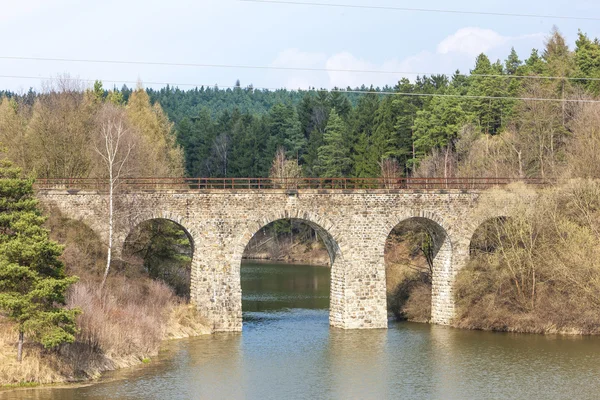 Viaducto ferroviario cerca de Dolni Karlovice, República Checa — Foto de Stock