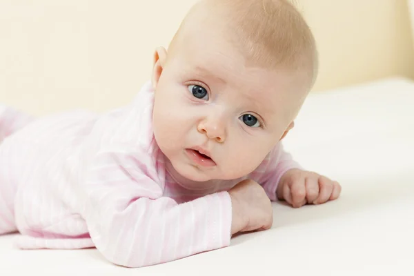 Retrato de mentira três meses de idade bebê menina — Fotografia de Stock