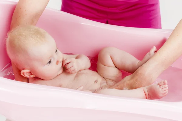 Baby under badning — Stockfoto