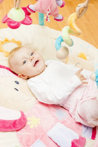 Retrato de la niña acostada en la alfombra de juego —  Fotos de Stock