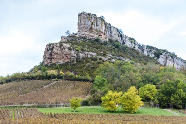 Solutre Rock s vinicí, Burgundsko, Francie — Stock fotografie