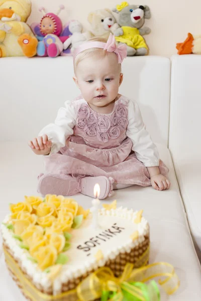坐在蹒跚学步的女孩与她的生日蛋糕 — 图库照片