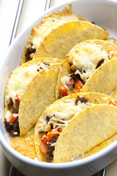 Gebackene Tacos gefüllt mit Rinderhackfleisch, Bohnen und Tomaten — Stockfoto