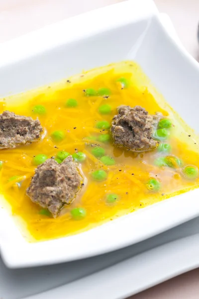 Boulettes de foie maison en soupe de poulet aux carottes et pois — Photo