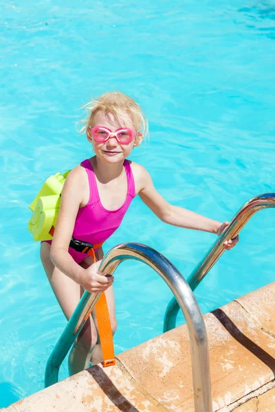 Menina na piscina — Fotografia de Stock