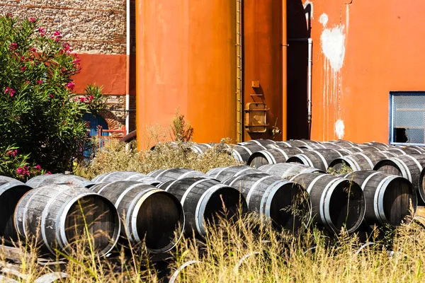 Tunnor framför vinkällare, Languedoc-Roussillon, Frankrike — Stockfoto