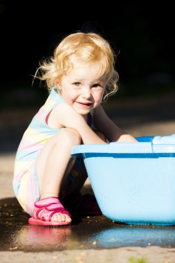 Yaz aylarında oynarken yürümeye başlayan çocuk kız