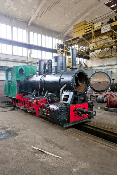 Locomotiva a vapor no depósito, Banovici, Bósnia e Herzegovina — Fotografia de Stock