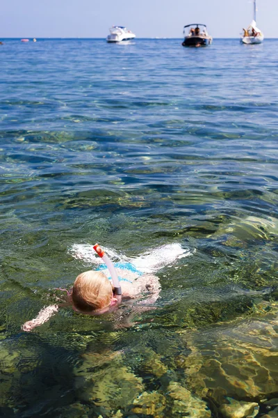Bambina che fa snorkeling nel Mar Mediterraneo — Foto Stock